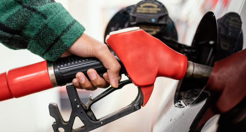 С 15 июня достанется бесплатно: на заправках начнут заливать бензин без денег — для автолюбителей готов сюрприз