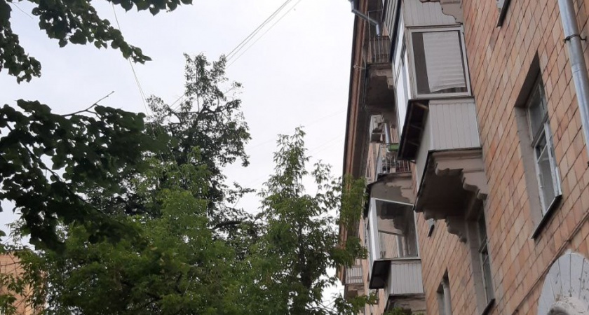 С 17 июня застекленные балконы запрещены: оштрафуют, вынудят убрать остекленение — во что обойдется эта "радость"