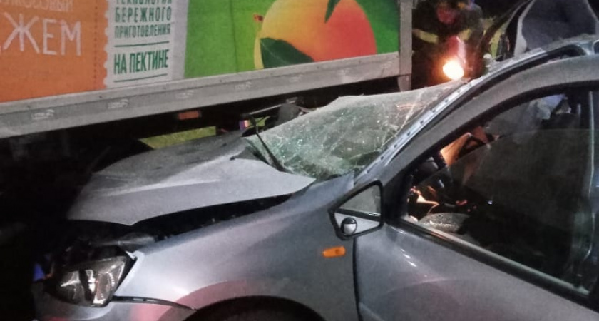 На трассе в Мордовии легковушка врезалсь в грузовик