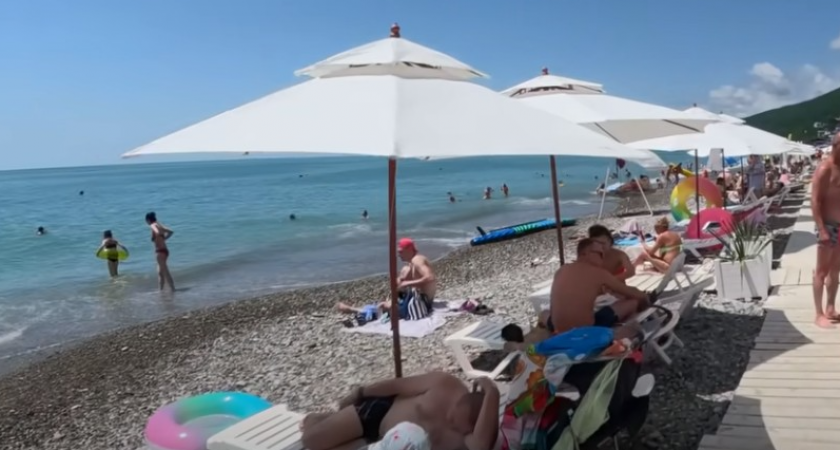 Пляжи в Анапе, Сочи трещат по швам, вода +16, от водорослей вонь: отдыхающие делятся наблюдениями — ну и искупались