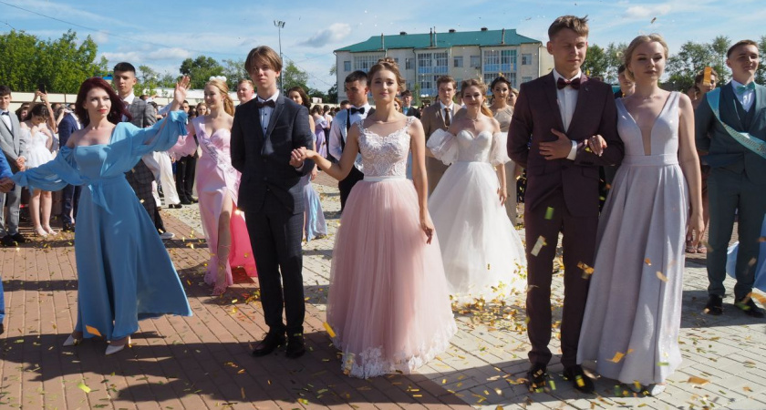 Рузаевские выпускники танцевали вальс на площади Тысячелетия