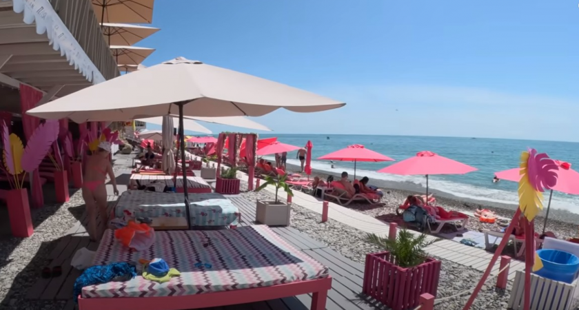 Вот и накупались: пляжи в Анапе, Сочи трещат по швам, вода +16, от водорослей вонь — отпускники делятся впечатлениями
