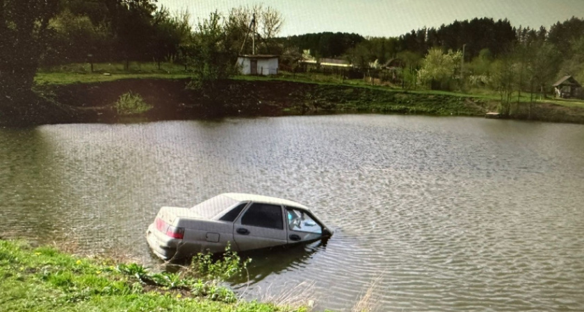 Пьяный житель Саранска похитил машину соседа и заехал в пруд