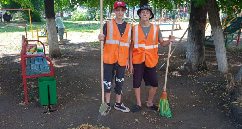 В Саранске подростки помогают благоустраивать город