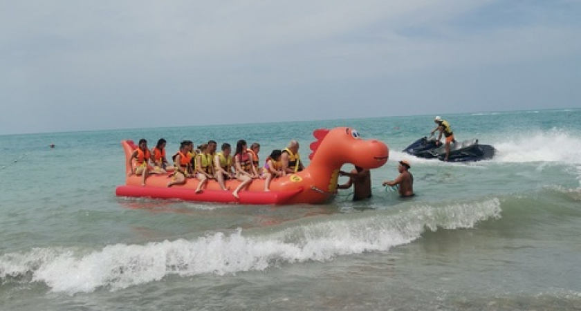 Отдыхающие о "тесном" отдыхе на море: лабиринт из тел, вода как парное молоко — вонючие водоросли, медузы бесплатно