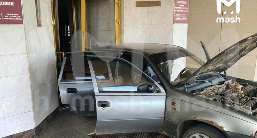 В дверь резиденции главы Мордовии в Саранске врезался автомобилист