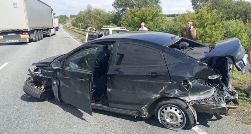 В Мордовии 19-летний парень попытался обогнать машину и потерял управление