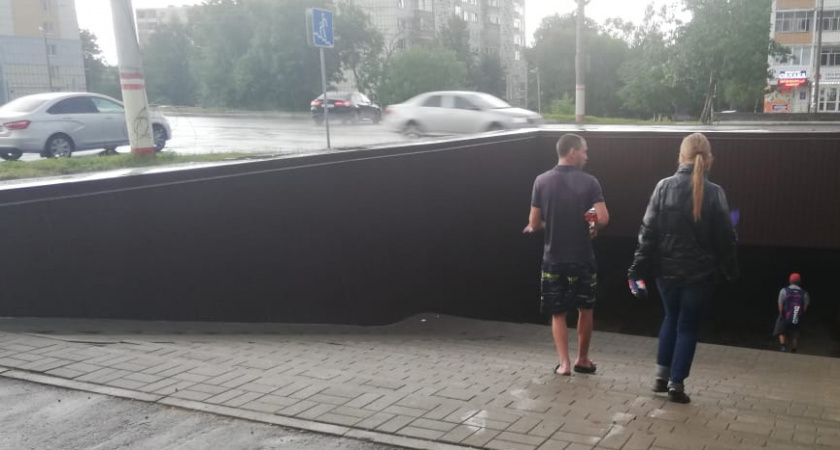 Жительницу Саранска окатило водой при выходе из подземного перехода на Косарева