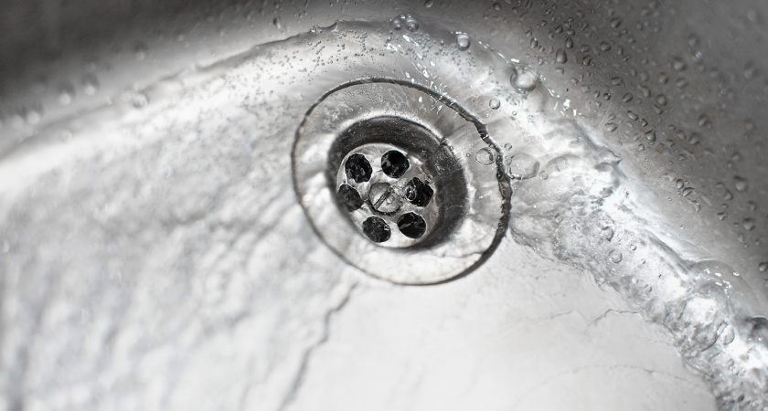 О вантузе, а тем более сантехнике давно забыла: со свистом все в канализацию — 1 стакан средства прочищает любой засор