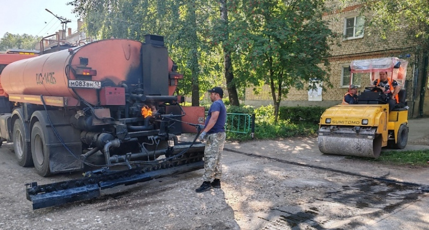 В Рузаевке приступили к укладке асфальта на улице Байкузова