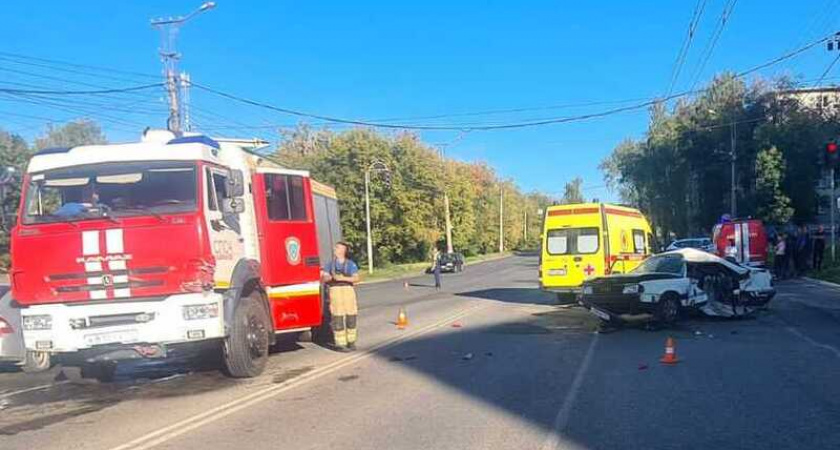 В Саранске в ДТП с пожарной машиной погиб пассажир Audi и пострадали двое