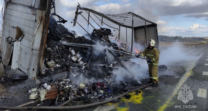 На трассе в Мордовии загорелся грузовик с посудой