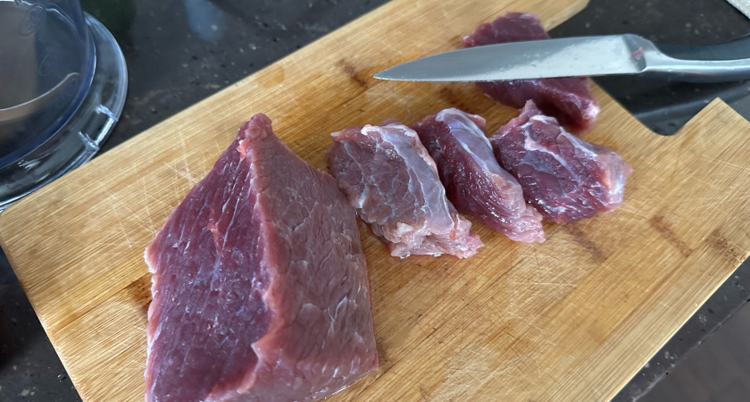 Нужно ли сливать «первую воду» при варке мяса: шеф-повар поставил точку в вопросе