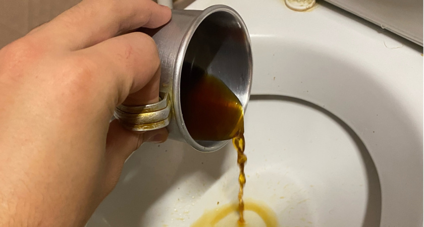 Растворяю 2 капли в уксусе — и унитаз сияет чистотой: не останется и намека на налет и желтизну — микробы тоже исчезнут