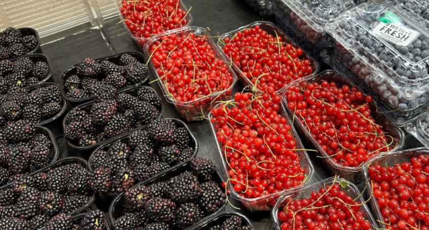 Такая ягода — самая вредная: а мы едим ее покупаем и детям даем