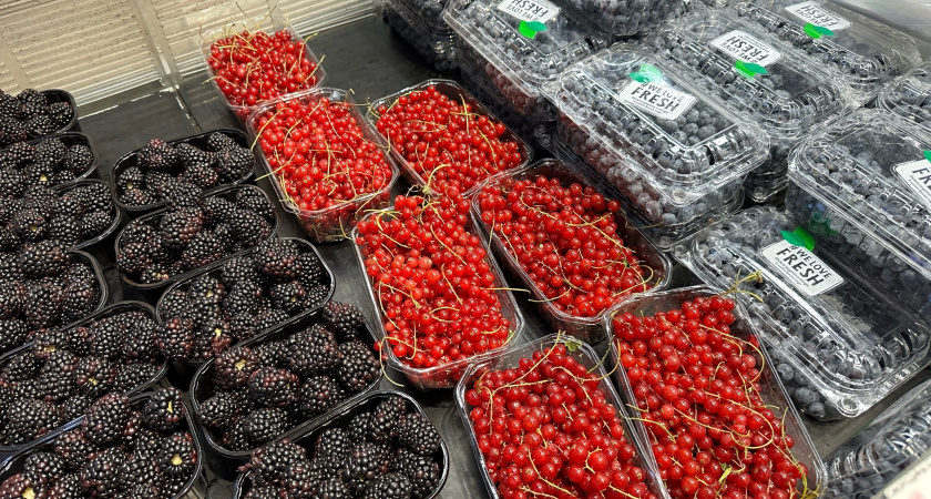 Такая ягода — самая вредная, а мы едим ее, покупаем и своим детям даем