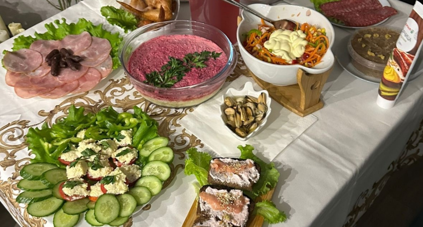 Как угодить Змее: Что нужно приготовить, а от чего лучше отказаться на новогоднем столе в этом году