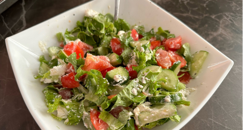 Праздничный салат «Нежный краб» — свежий взгляд на привычное новогоднее блюдо