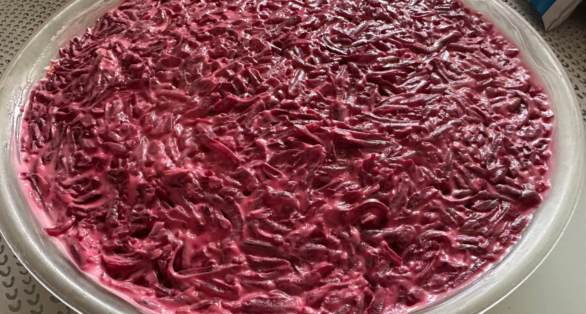 Не скупимся на слои в "Селедке под шубой": один лайфхак с продуктами сделает новогодний салат в 2 раза вкуснее