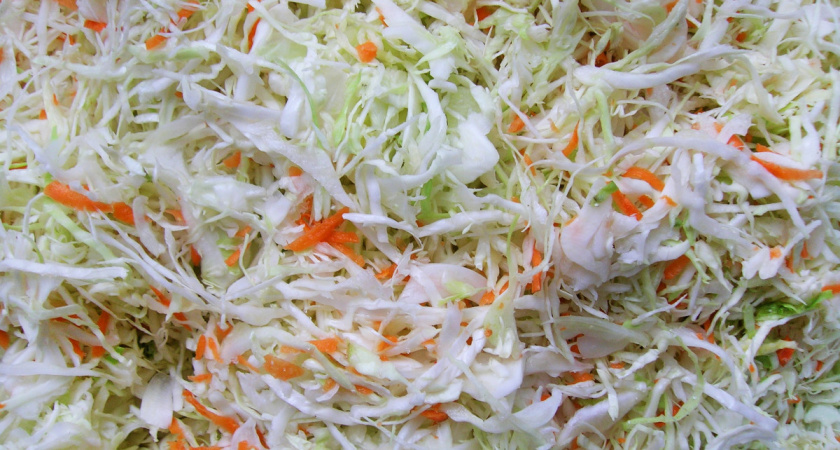 Квашенная капуста всегда будет хрустящей и вкусной: запомните 3 главных правила