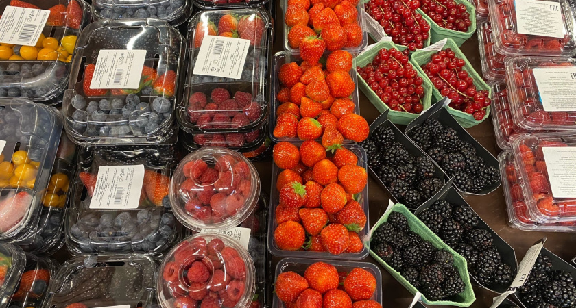 Такая ягода — самая вредная: а мы едим ее, покупаем и детям даем