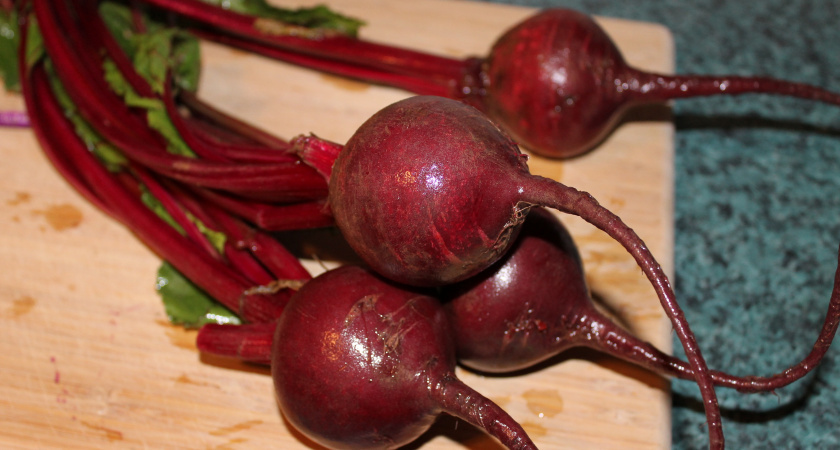 Не варю свеклу часами — хватает всего 15 минут: есть одна хитрость при варке — выходит вкуснее и без запаха на весь дом