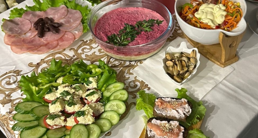 Раскрыта стоимость новогоднего стола в 2024 году: придется хорошенько раскошелиться на продукты