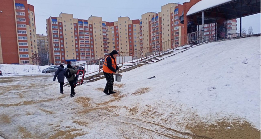 В Саранске обработали песком травмоопасные горки