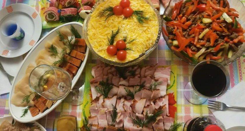 Раскрыта стоимость новогоднего стола в 2024 году: нужно будет хорошенько раскошелиться на продукты