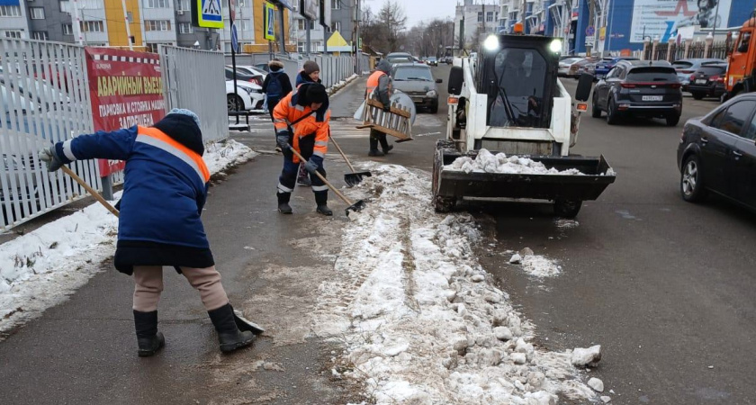 В Саранске коммунальщики убирают снег, заливают катки и подключают гирлянды