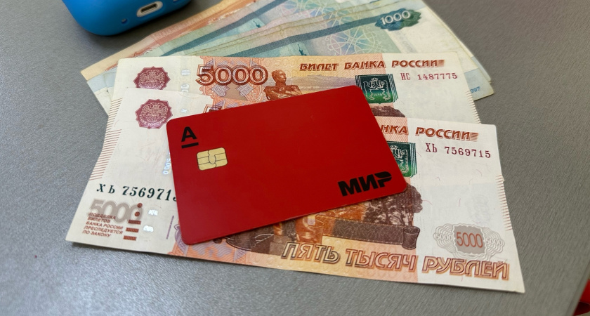 Всем пенсионерам одобрили новогоднюю выплату: на карту каждому зачислят по 15 000 рублей