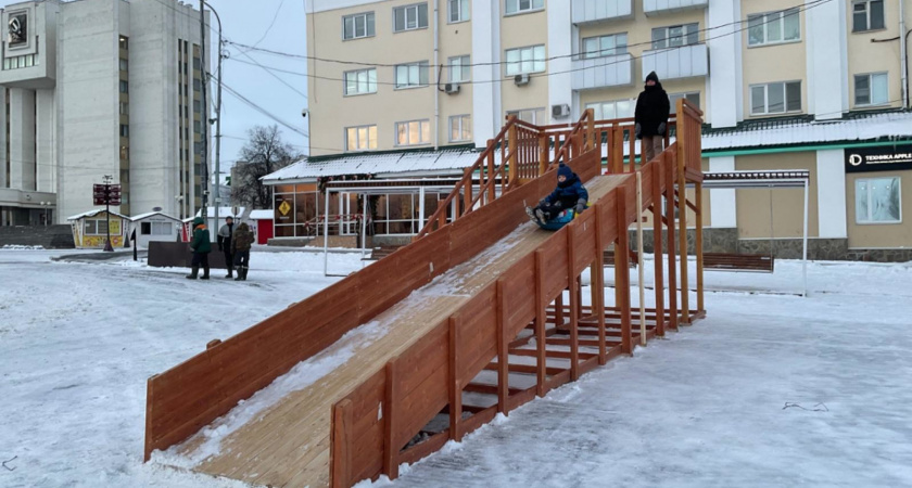 В Саранске на двух площадях установили деревянные горки