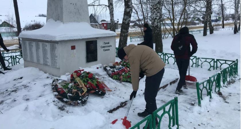 Школьники Кочкуровского района Мордовии помогли расчистить «Дорогу к обелиску»