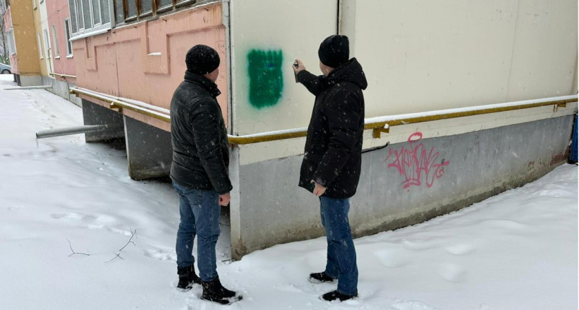 Чиновники Саранска закрашивали несанкционированные надписи в праздники