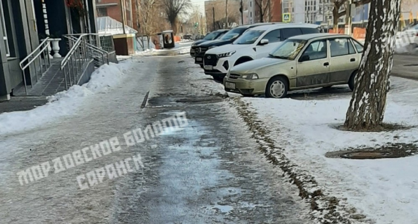 Жители Саранска пожаловались на необработанные от гололеда тротуары