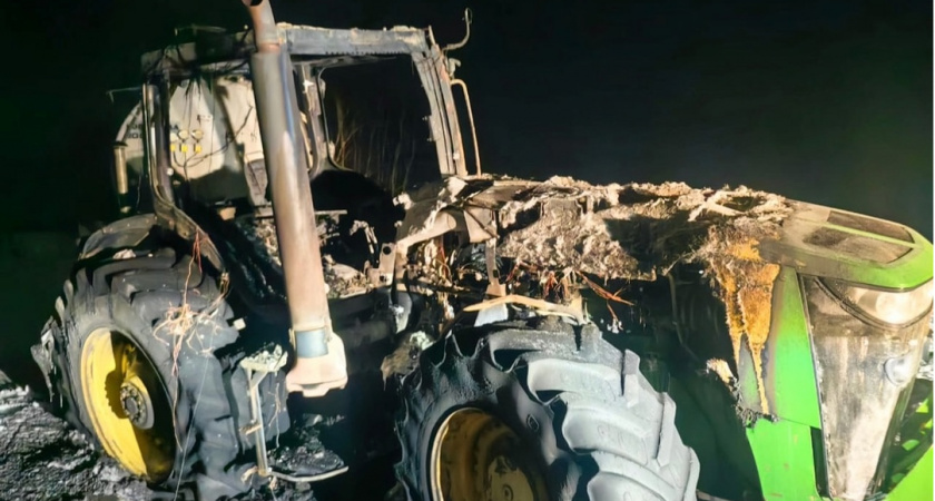 В Чамзинском районе пожарные тушили охваченный огнем трактор