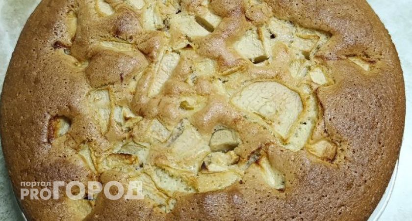 Замешивается за 5 минут и подаем вкуснейший яблочный пирог: съедается до того, как успеет остыть — прекраснее шарлотки
