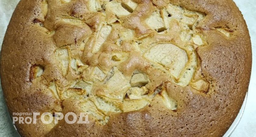 Замешивается за 5 минут и подаем вкуснейший яблочный пирог: съедается до того, как успеет остыть — лучше шарлотки