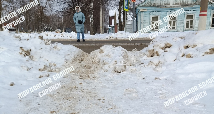 Жители Саранска пожаловались на нерасчищенные пешеходные переходы