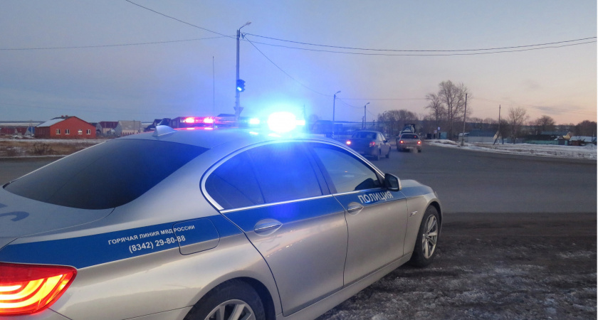 Сотрудники ГАИ Ичалковского района подарили пешеходам световозвращающие браслеты