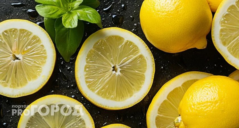 Лимонные корки засыпаю солью — весь март счастлива от своей хитрости: гениальный лайфхак для хозяек