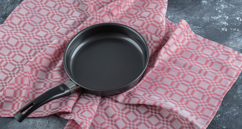Не для крючка: вот зачем нужна дырка в ручке сковороды — мало кто знает, для чего это нужно