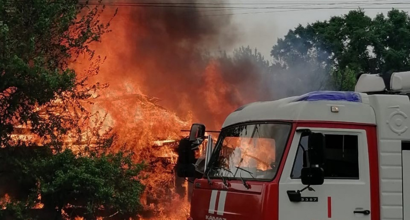 В Саранске загорелись гаражи из-за пала сухой травы