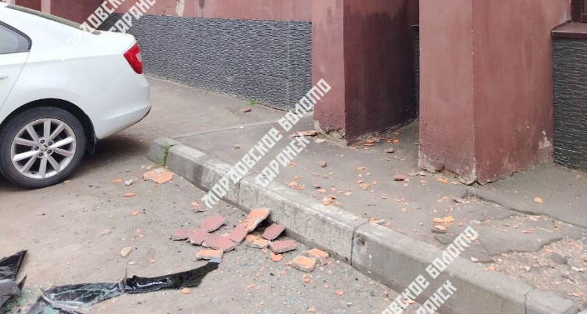 Жители Саранска заметили обрушение фасада