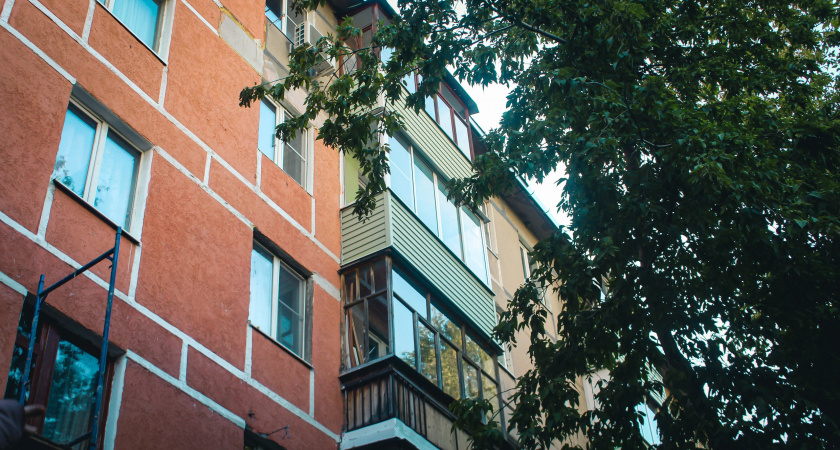 В Атяшеве починили крышу пятиэтажного дома после вмешательства прокуратуры