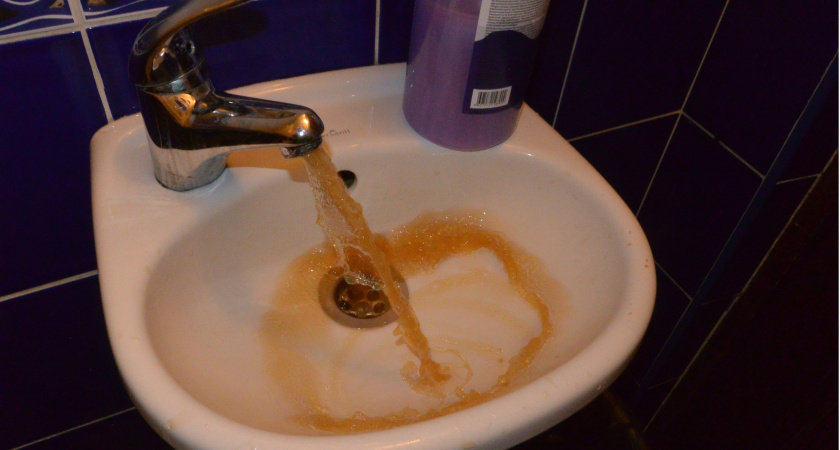 Мэрия Саранска рассказала, куда жаловаться на ржавую воду