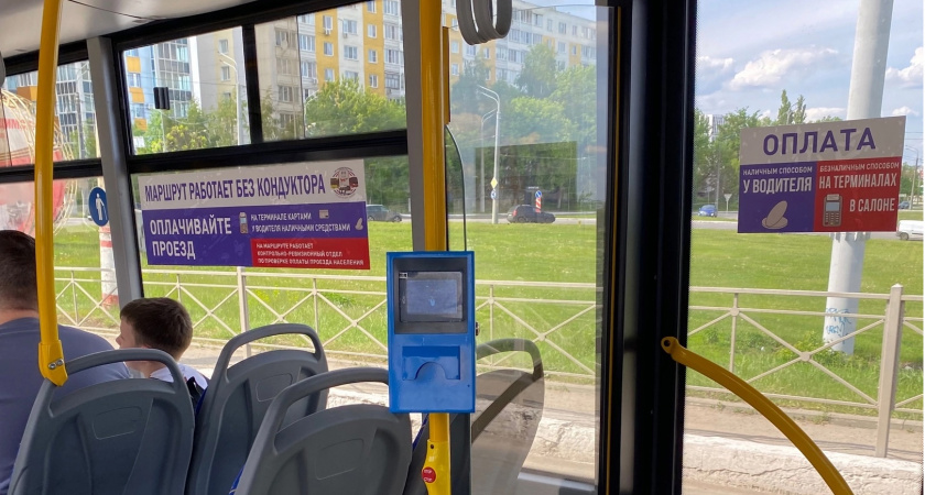 Жители Саранска пожаловались на информационные наклейки в автобусах