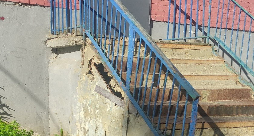 Жители Саранска пожаловались на разрушающуюся лестницу