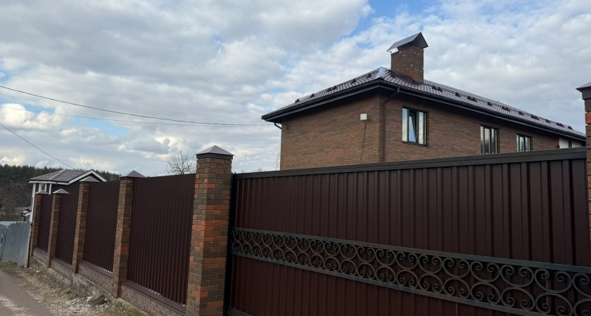 Скучный забор из профлиста станет лучшим на улице: муж нашел лучший способ его украсить - мечта дачника