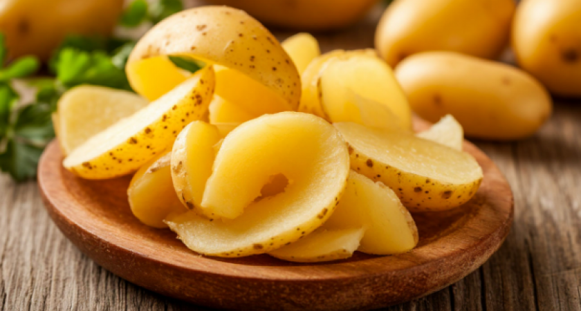 Картофельные очистки больше не выбрасываю: сосед - шеф-повар подсказал идеальное применение - решение наболевшей беды